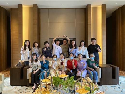图片包含 桌子, 室内, 食物, 蛋糕描述已自动生成 图片包含 桌子, 室内, 食物, 蛋糕描述已自动生成